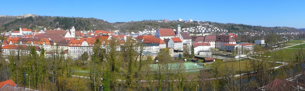 Gebäude mit Umgebung